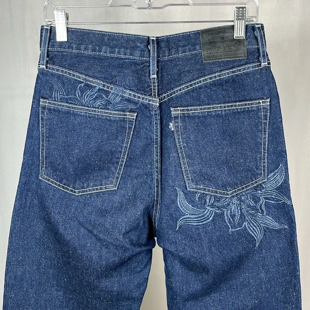 Levi’s Barrel Crop High Rise‎ Jeans with Embroidered Back Pockets.